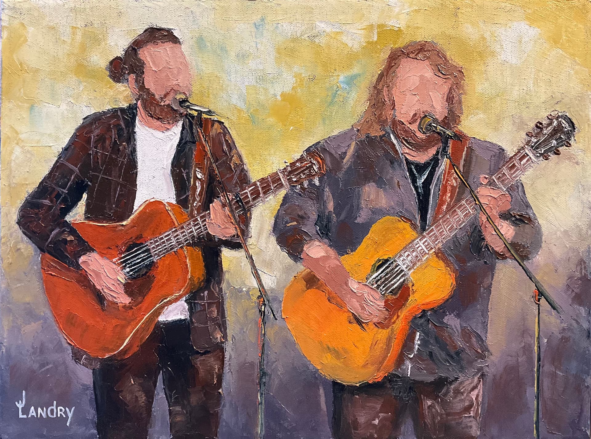 Deux guitaristes acoustiques chantant au micro, guitares rouge et jaune sur un fond ocre lumineux.